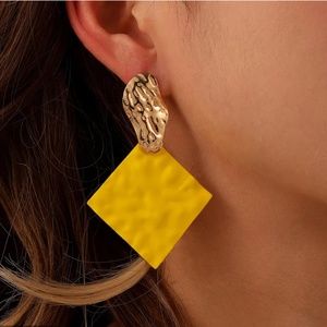 Yellow Square Plate with Gold Color Earrings